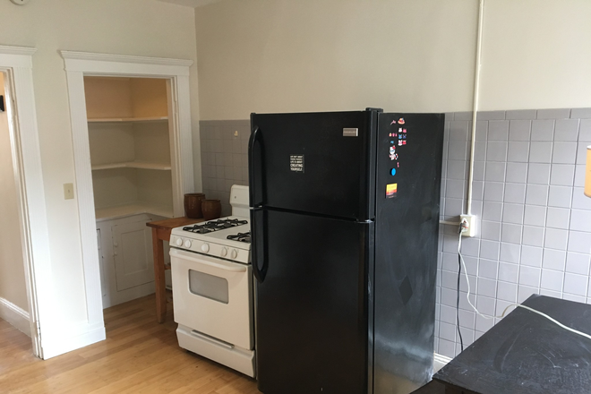 Call NOW for showings! 617-236-8600 - COMM AVE - *NO FEE* LRG RENOVATED 3BR/1BA CONDO AVAIL *9/1/2026* W/ LNDRY IN BLDNG, H&HW INC!