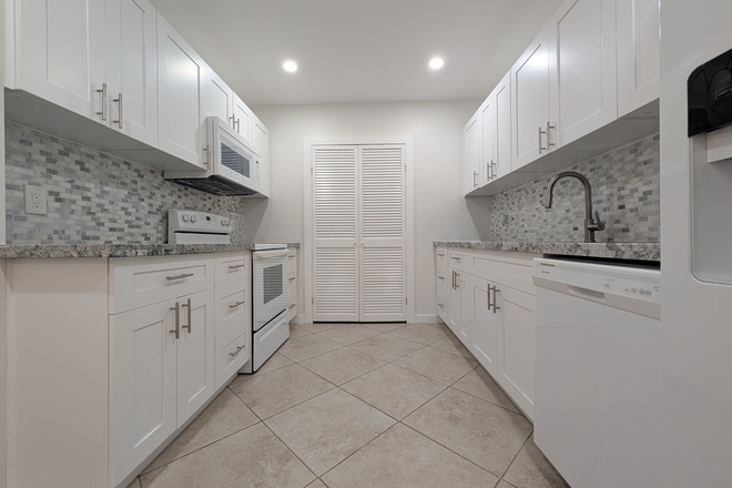 Kitchen - Spacious, Furnished 3/2 Updated Duplex House - Steps from Campus