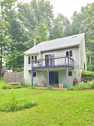 Three level living, plus deck. Quiet neighborhood. End of cul-de-sac. - 4 Bedroom House in Ashford