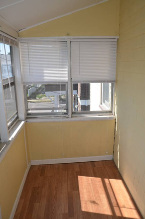 Back Porch - Large 5BR / 2BA Near Tufts & Davis Sq — 7/1, 8/1, or 9/1 Lease Available Duplex
