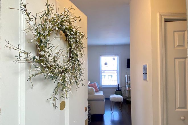 1 - Gorgeous Beacon Hill Studio, H/HW inc, Cat ok. No Fee! Apartments