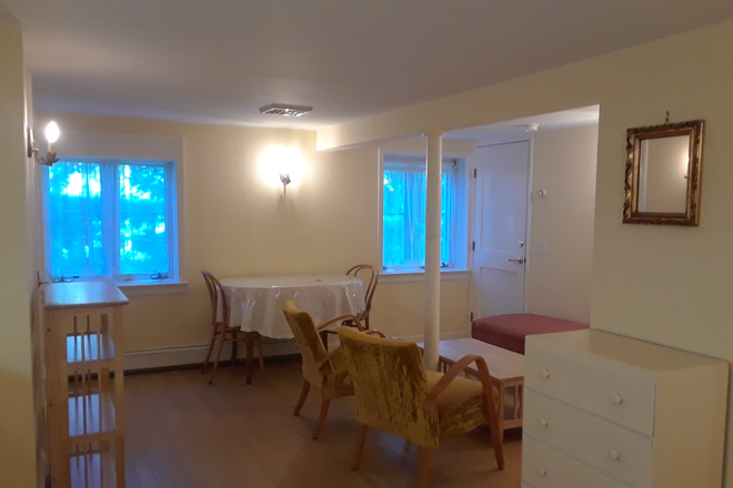 sitting / dining area - Studio close to campus