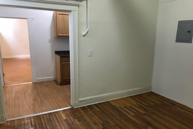Hub Realty - Handy 2 bedroom split, private entrance, ground level Apartments