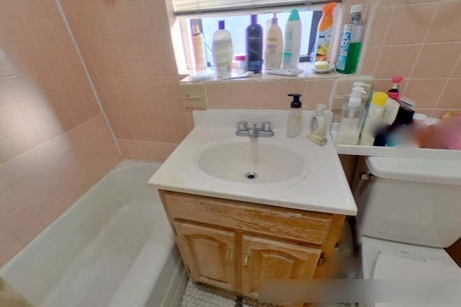 - - Close to Campus! 2 bed w/ Heat & Hot Water Incld, Laundry in Building Apartments