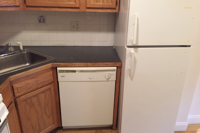 hubrealtyproperties.com - Big and bright one bedroom, near Washington St T stop Apartments