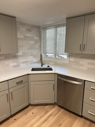 Brand new kitchen Aug ‘24!! - Large Springdale/Gold Run Townhome CLOSE TO CAMPUS 2597 square feet!