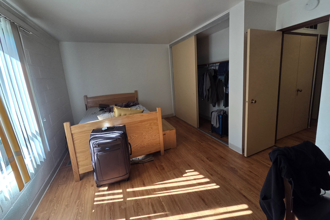 bedroom and bed (twin) - Smiley Court