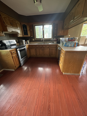 Kitchen - ~2.5 miles from SIUe - Glen Carbon Bedrooms for Rent Townhome