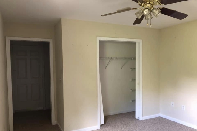 room and one closet - Quick to MUSC, Great setup House