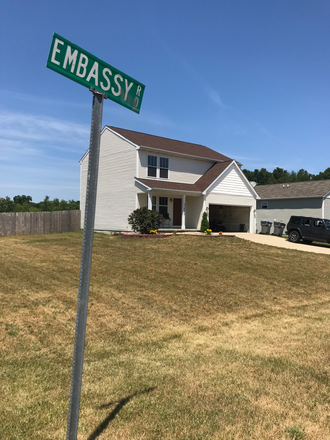 4 bedroom, 3 bath home with basement and garage - Embassy Road, on Indiana/Michigan state line.  Thirty minute drive to campus House