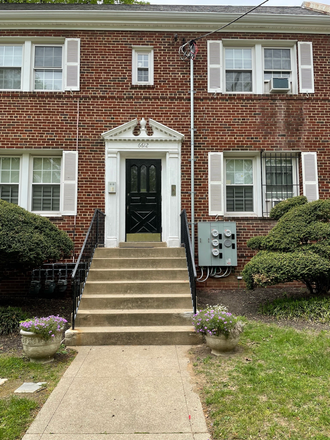 Front Entrance View of Property - Very Quiet, Peaceful & Relaxing Space; EZ Access to DwnTn WDC, Silver Spring MD & NVA Apartments