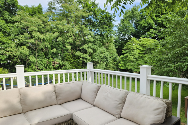 Deck overlooking the Forest - Suburban Bloomfield Apt. in 2-Family Home, Walking Distance to Public Transportation and Stores