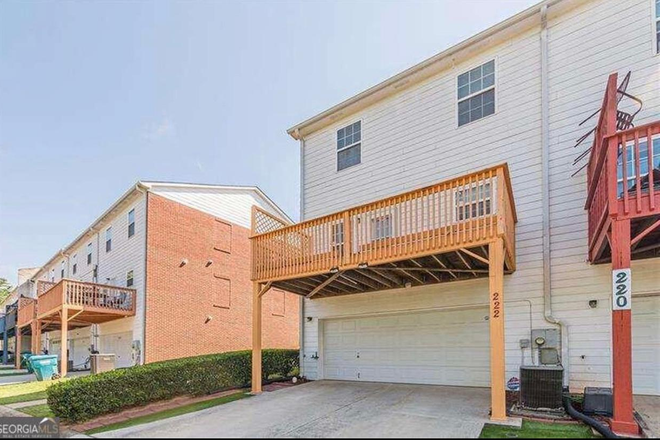 patio - Newly Renovated Townhouse Rooms – $590 per room with Parking Near Emory!
