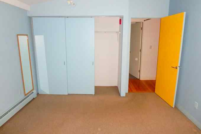 bedroom - No fee ! fantastic location! large condo apartment 1.5 bed. private deck near HSQ