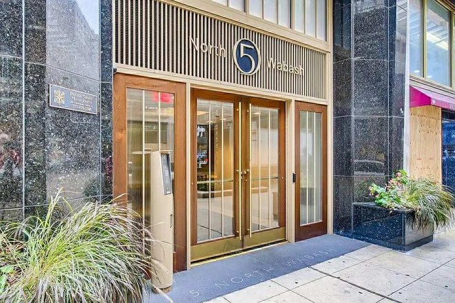 Entrance - Spacious Furnished Bedroom in Luxury Downtown Chicago Apartment (Male Only)