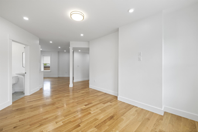 Living Space - Amazing 3 Bed 2 Bath Reno in Inamn Sq Apartments