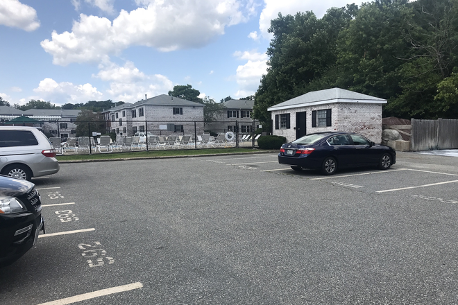 Parking/Pool View - Respectful Roommates! Great Location! Clean! No Drama! Quiet Bedroom. Condo