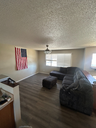 Upstairs living room - House/Private Room close to Campus