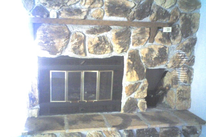 Ski-lodge-style large woodburning fireplace for warm, toasty winters! - PERFECT TOWNHOUSE FOR 3 WU OR MED SCHOOL ROOMMATES - FAST ACCESS TO MAIN AND HILLTOP CAMPUSES