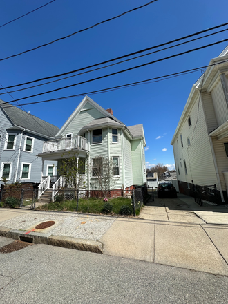 front and driveway - Spacious house in somerville
