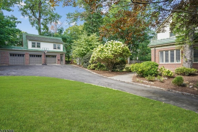 Exterior - 1br apt with free parking and outdoor space with firepit