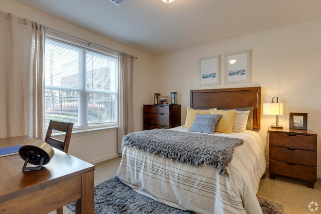 Bedroom - Varsity House Gainesville Apartments