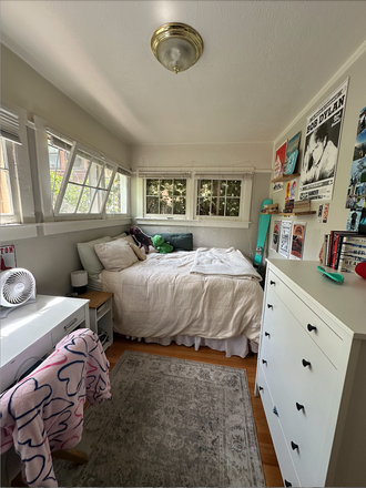 Upstairs bedroom - Room in stand alone home, close to campus