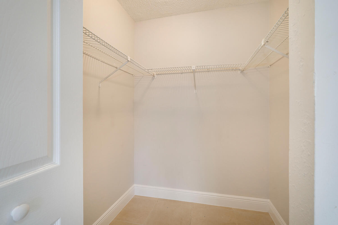 Walking closet - Palm Cove Apartments