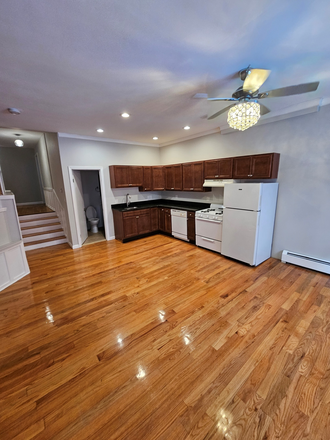 1 - SEPT 2025: North End. 3 Bedroom. Newly Renovated. Student OK Apartments