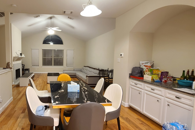 Dinning room - Single bedrooms available! House
