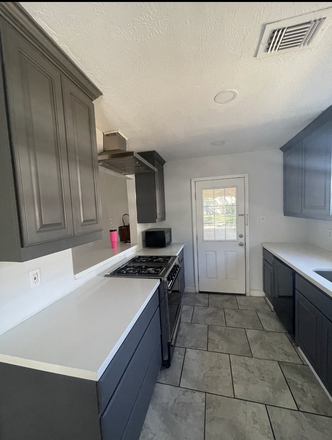 Kitchen - House with great backyard close to campus