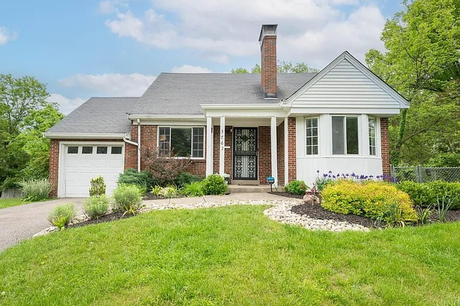 Front yard - Cozy UC House!