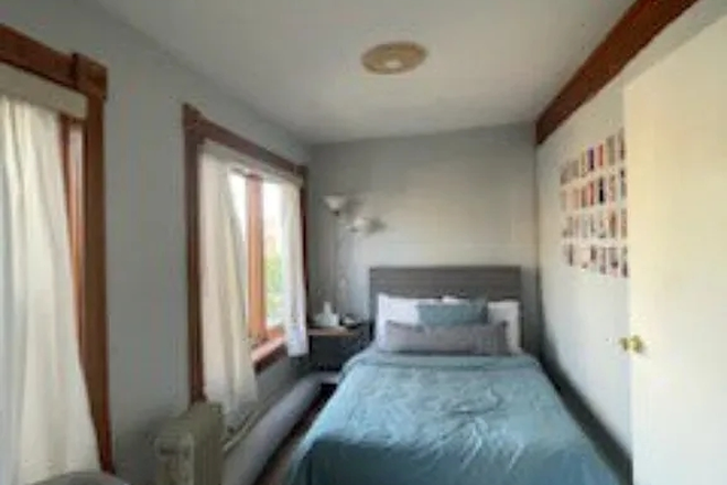 Bedroom with double window - Charming fully furnished Spacious Room with Sunroom Townhome