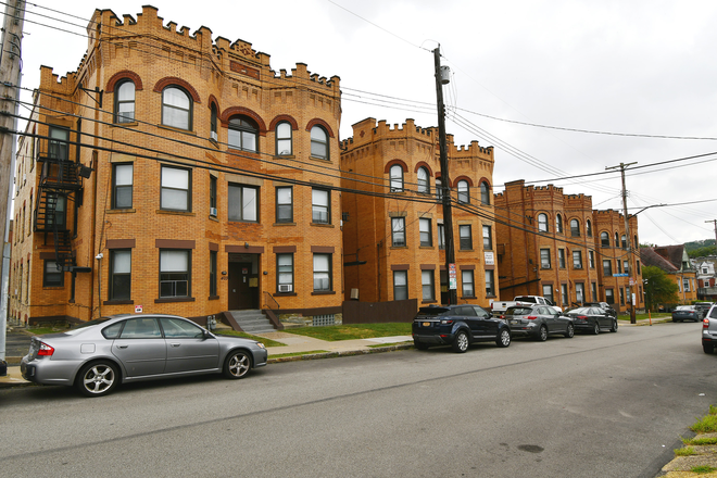 Outside - Oakland Bates Apartments