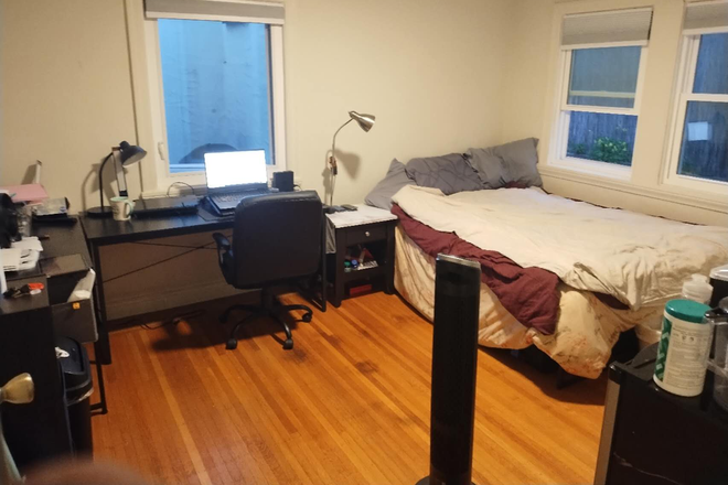 Bedroom - 5 minutes walking distance to campus; Private bathroom