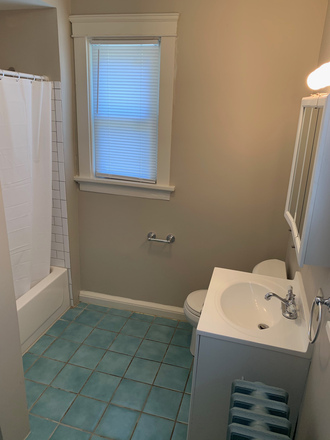 First floor bathroom - Private house near UC campus!