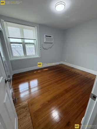 Call call or text Arezou at 617-584-7817 - STUNNING GUT RENOVATION BROWNSTONE 2 BEDROOM IN KENMORE SQUARE! NO FEE!! Condo