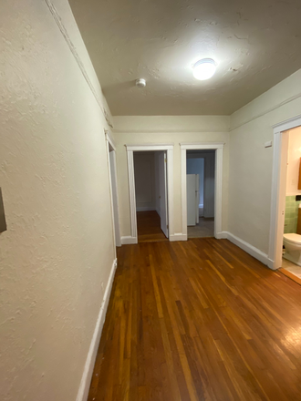 Hub Realty - Front facing 2 bedroom with breakfast nook, large livingroom, close to campus Apartments