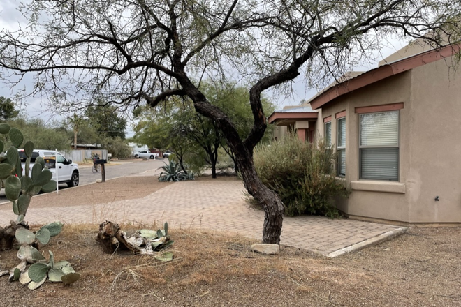 plenty of driveway parking - 4 Bedroom/3 Bathroom Home  2 miles N of UA