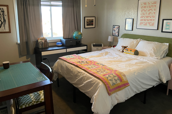 Right bedroom - Charming 2b/2ba on the lake, .5 miles from campus Condo