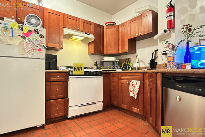 Call NOW for showings! 617-236-8550 - EGMONT ST - *NO FEE* 4BR/1BA IN BROOKLNE AVAIL *9/1/2026* W/ LNDRY IN BLDNG, H&HW INC, RNTL PRKNG! Apartments