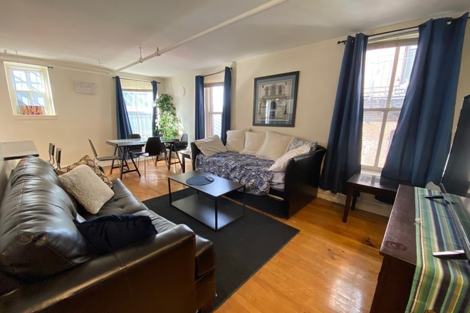 . - LOCATION!! Amazing 2 Bed / 1 Bath w/ LAUNDRY IN UNIT! Avail. NOW!!