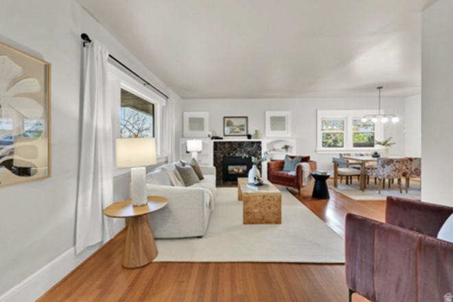 Bright Living Room - The Cottage - NO CAR NEEDED - 1 Block to UoU, Fully Furnished Female Housing