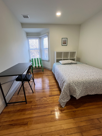 Furnished comfortable bedroom with a full size bed - Furnished rooms in home-John St-Princeton