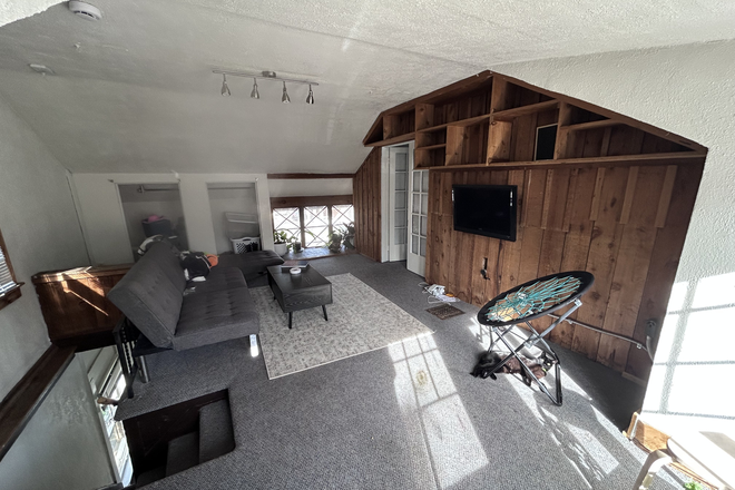 Upstairs Living Room - 1420 Euclid, House block and a half from campus