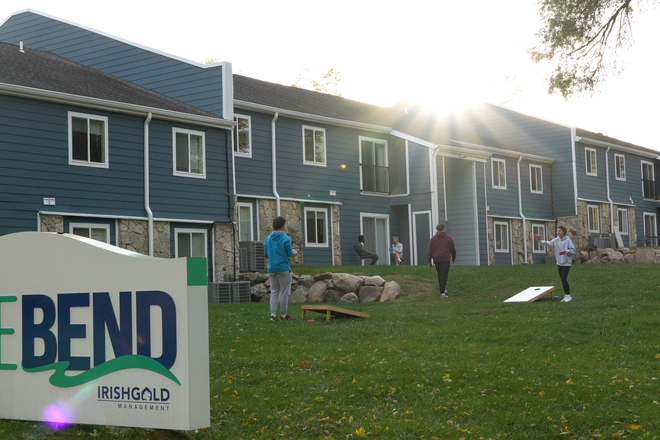 Apartment complex - Room in 3 bedroom apartment at The Bend apartment complex available close to campus!