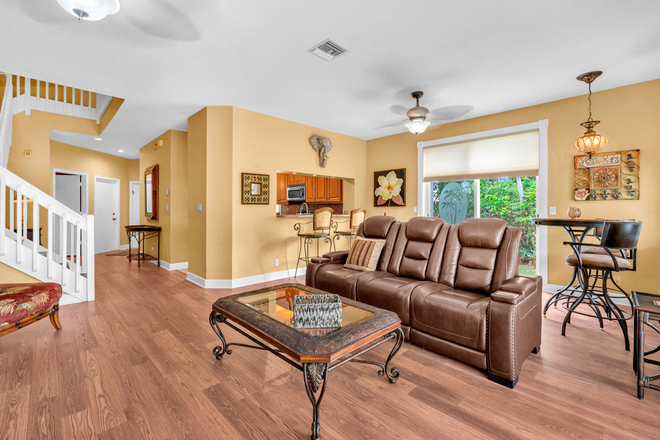 Living room - Lakeview Townhouse Fully Furnished close to campus