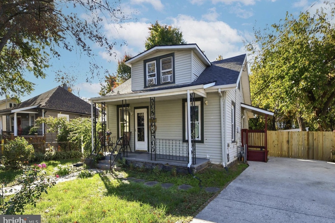 Outside Street View - The Low Key Loft House