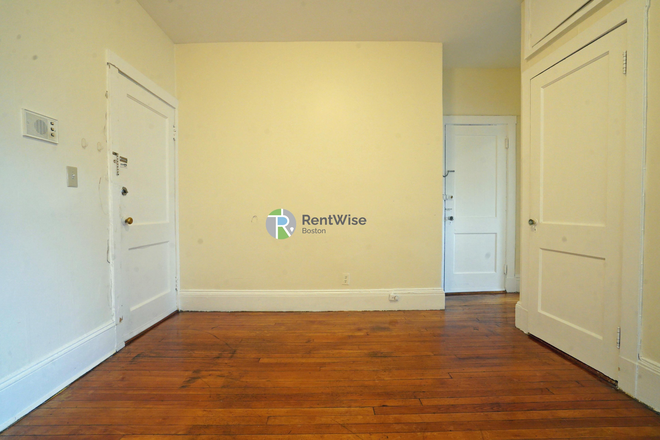 1 - MAY 2026- Fantastic Comm Ave updated GEM with open layout! No Fee! Apartments