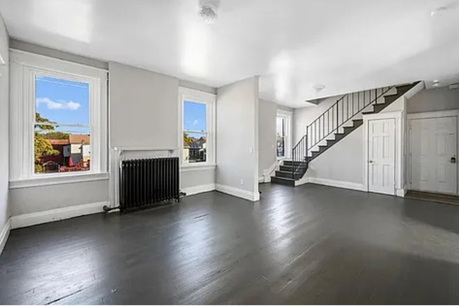Living/Dining Area - Spacious 4 Bedroom 2 Bath Apartment
